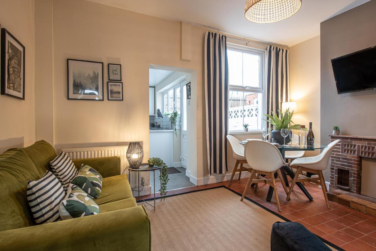 3 Bedroom Home Sleeps 5 Close To Chester City Centre Welcomes Couples, Small Groups, Families And Contractors Dış mekan fotoğraf