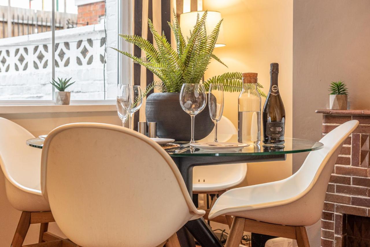 3 Bedroom Home Sleeps 5 Close To Chester City Centre Welcomes Couples, Small Groups, Families And Contractors Dış mekan fotoğraf