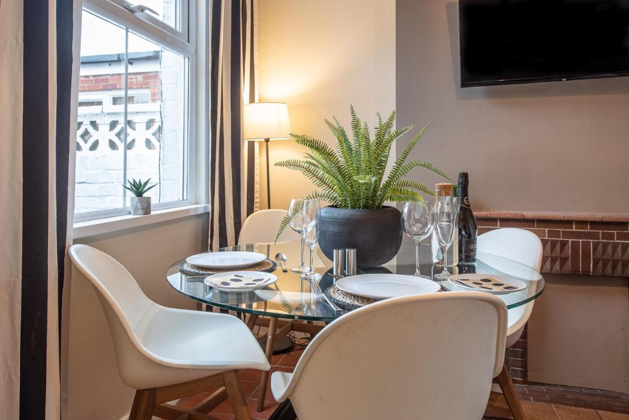 3 Bedroom Home Sleeps 5 Close To Chester City Centre Welcomes Couples, Small Groups, Families And Contractors Dış mekan fotoğraf