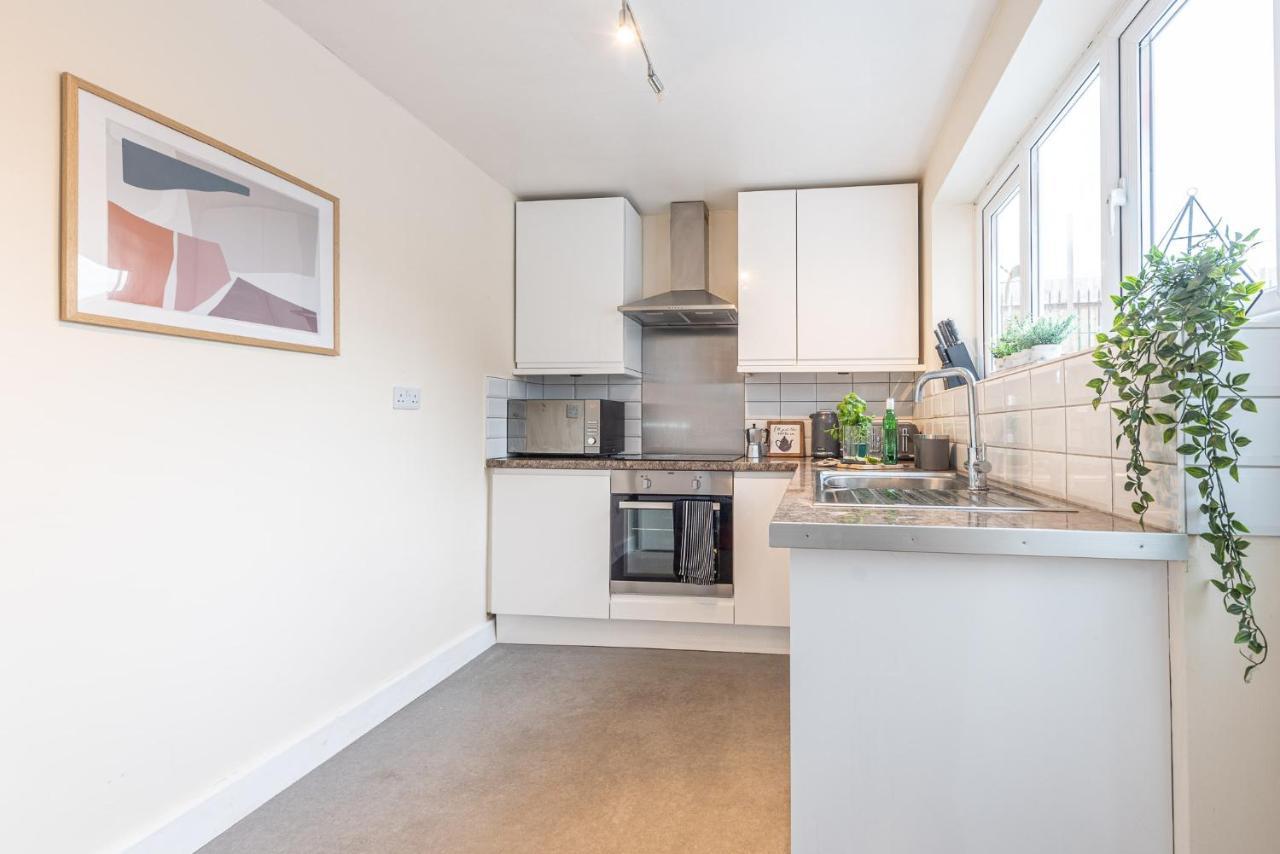 3 Bedroom Home Sleeps 5 Close To Chester City Centre Welcomes Couples, Small Groups, Families And Contractors Dış mekan fotoğraf