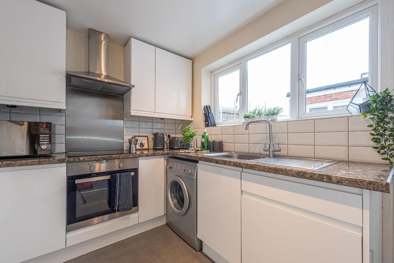 3 Bedroom Home Sleeps 5 Close To Chester City Centre Welcomes Couples, Small Groups, Families And Contractors Dış mekan fotoğraf