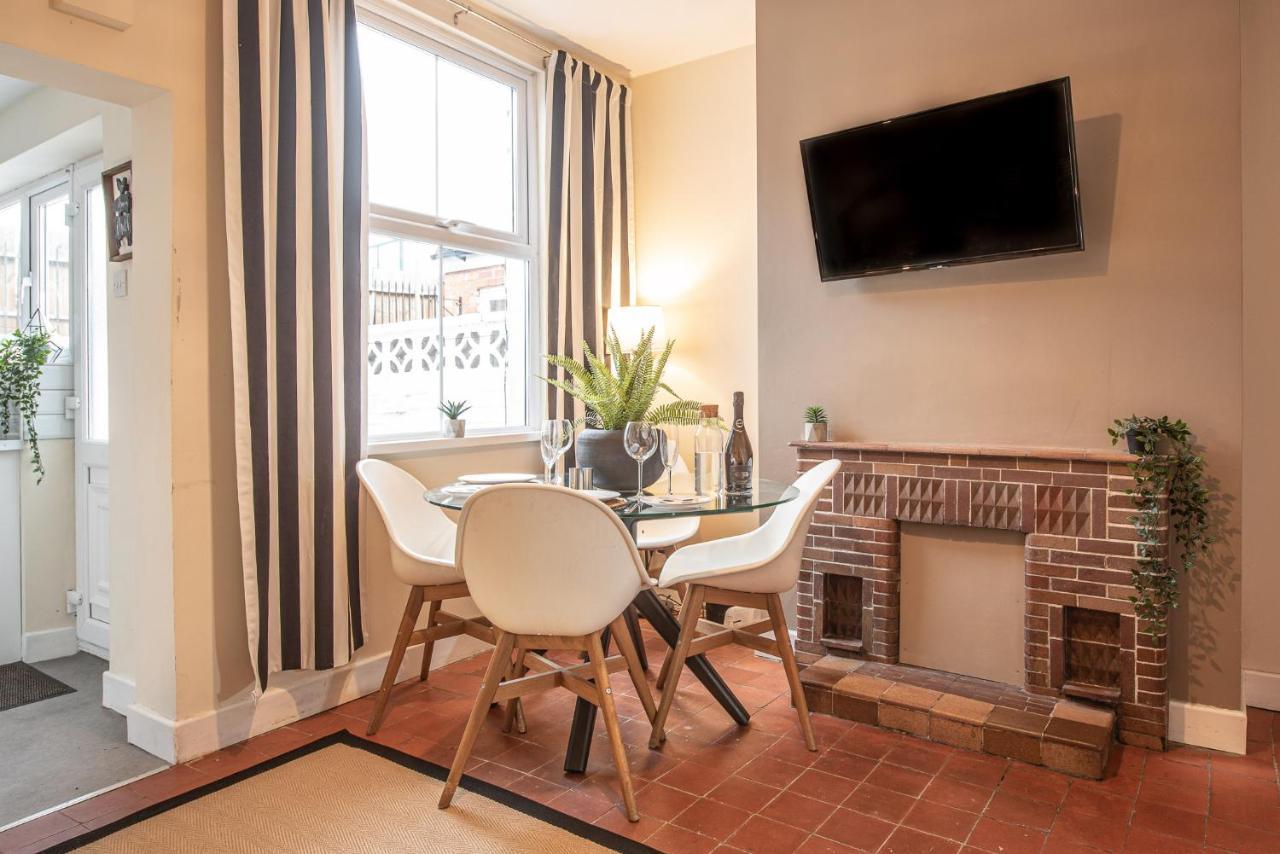 3 Bedroom Home Sleeps 5 Close To Chester City Centre Welcomes Couples, Small Groups, Families And Contractors Dış mekan fotoğraf