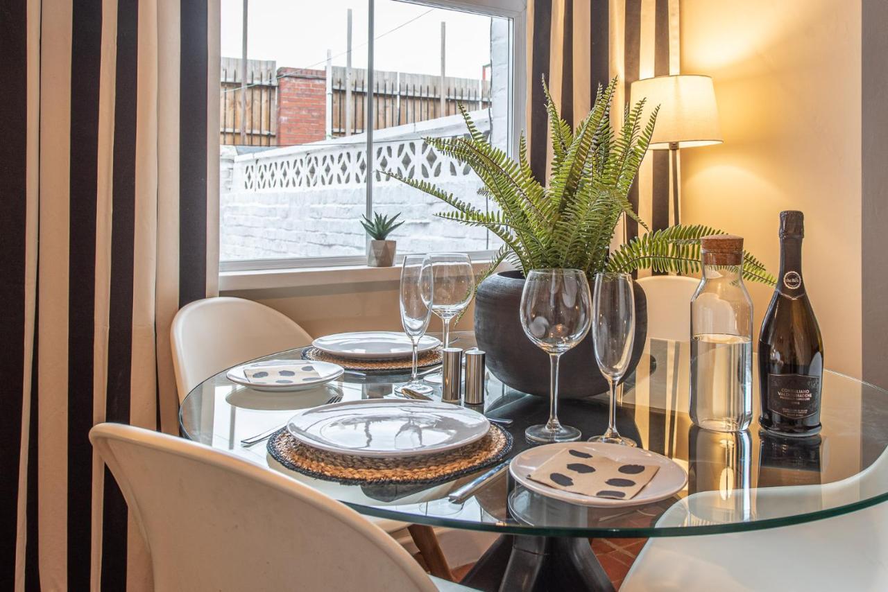 3 Bedroom Home Sleeps 5 Close To Chester City Centre Welcomes Couples, Small Groups, Families And Contractors Dış mekan fotoğraf