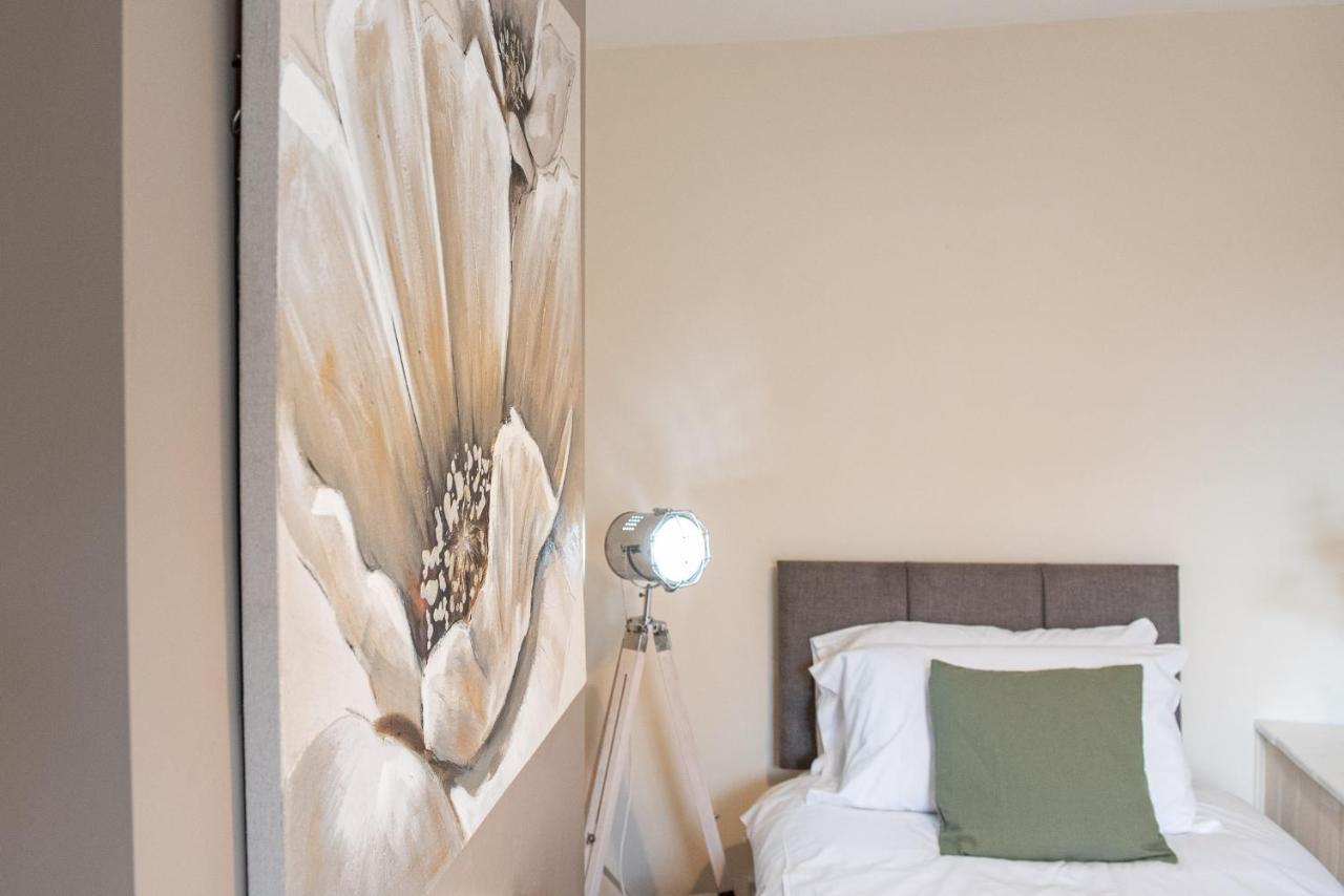 3 Bedroom Home Sleeps 5 Close To Chester City Centre Welcomes Couples, Small Groups, Families And Contractors Dış mekan fotoğraf