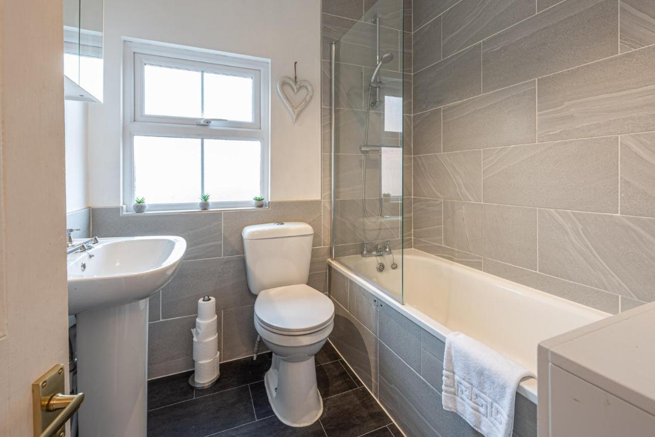 3 Bedroom Home Sleeps 5 Close To Chester City Centre Welcomes Couples, Small Groups, Families And Contractors Dış mekan fotoğraf
