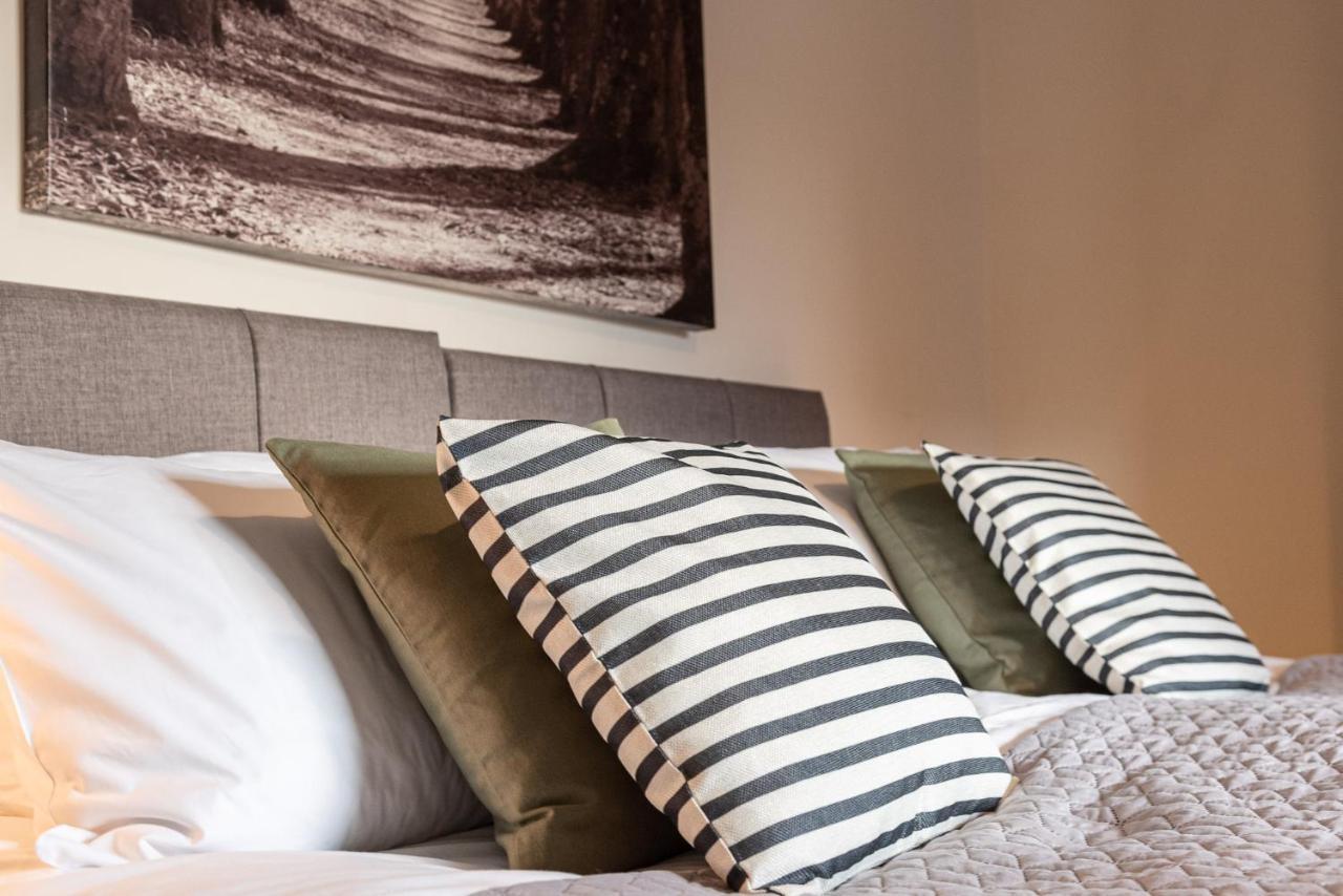 3 Bedroom Home Sleeps 5 Close To Chester City Centre Welcomes Couples, Small Groups, Families And Contractors Dış mekan fotoğraf