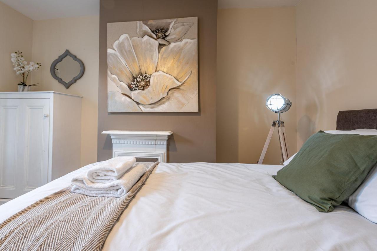 3 Bedroom Home Sleeps 5 Close To Chester City Centre Welcomes Couples, Small Groups, Families And Contractors Dış mekan fotoğraf